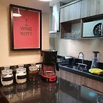 APTO DE LUXO A 250mts RUA COBERTA, 2 SUÍTES, MOBILIADO E EQUIPADO (205)