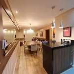APTO DE LUXO A 250mts RUA COBERTA, 2 SUÍTES, MOBILIADO E EQUIPADO (205)